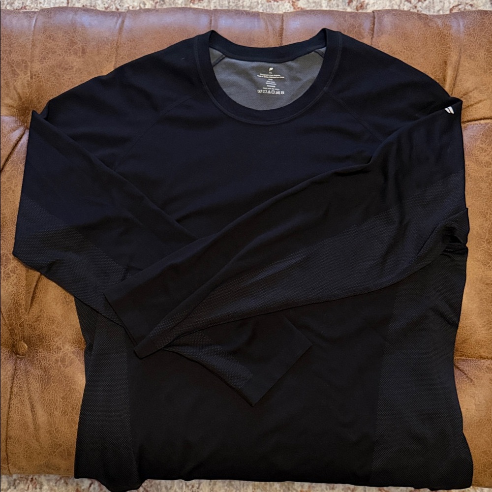 Fabletics Men's work out Black Long Sleeve Tee